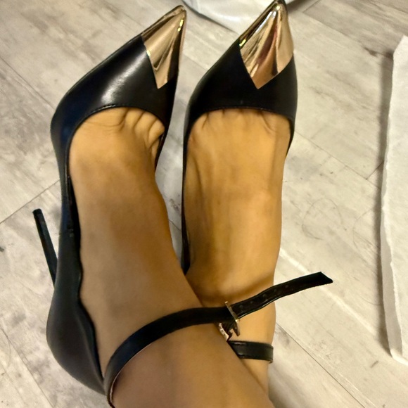 Elegant Black and Gold Women's Heels size 7 - Picture 2 of 9